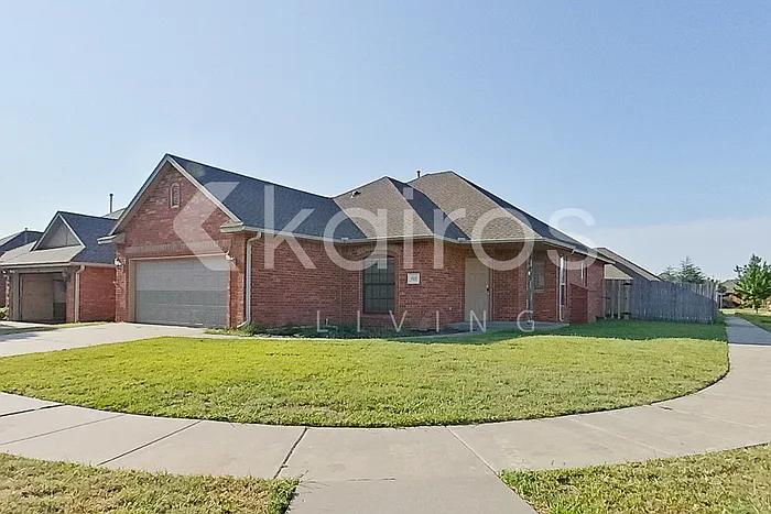 812 SW 37th St — Photo 3