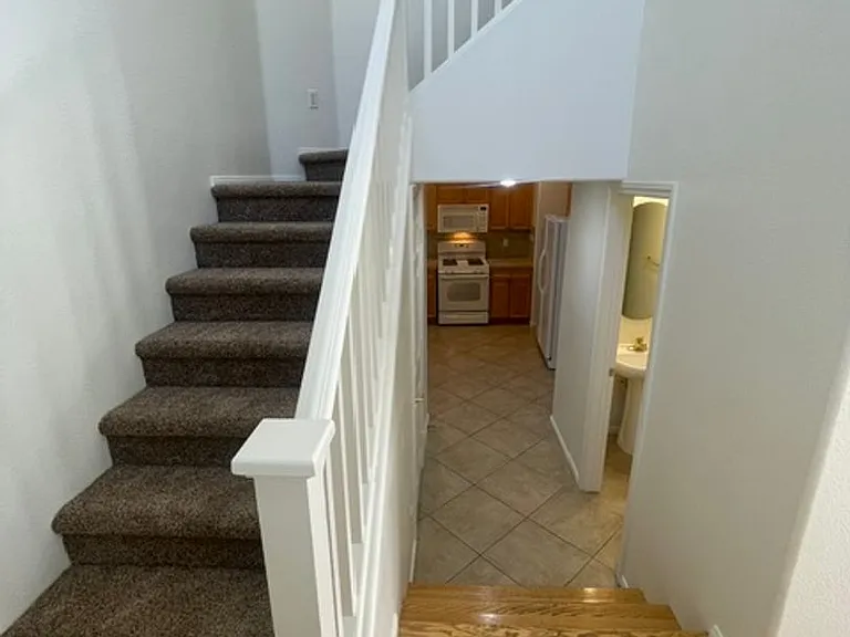 251 Queens Ct — Photo 4