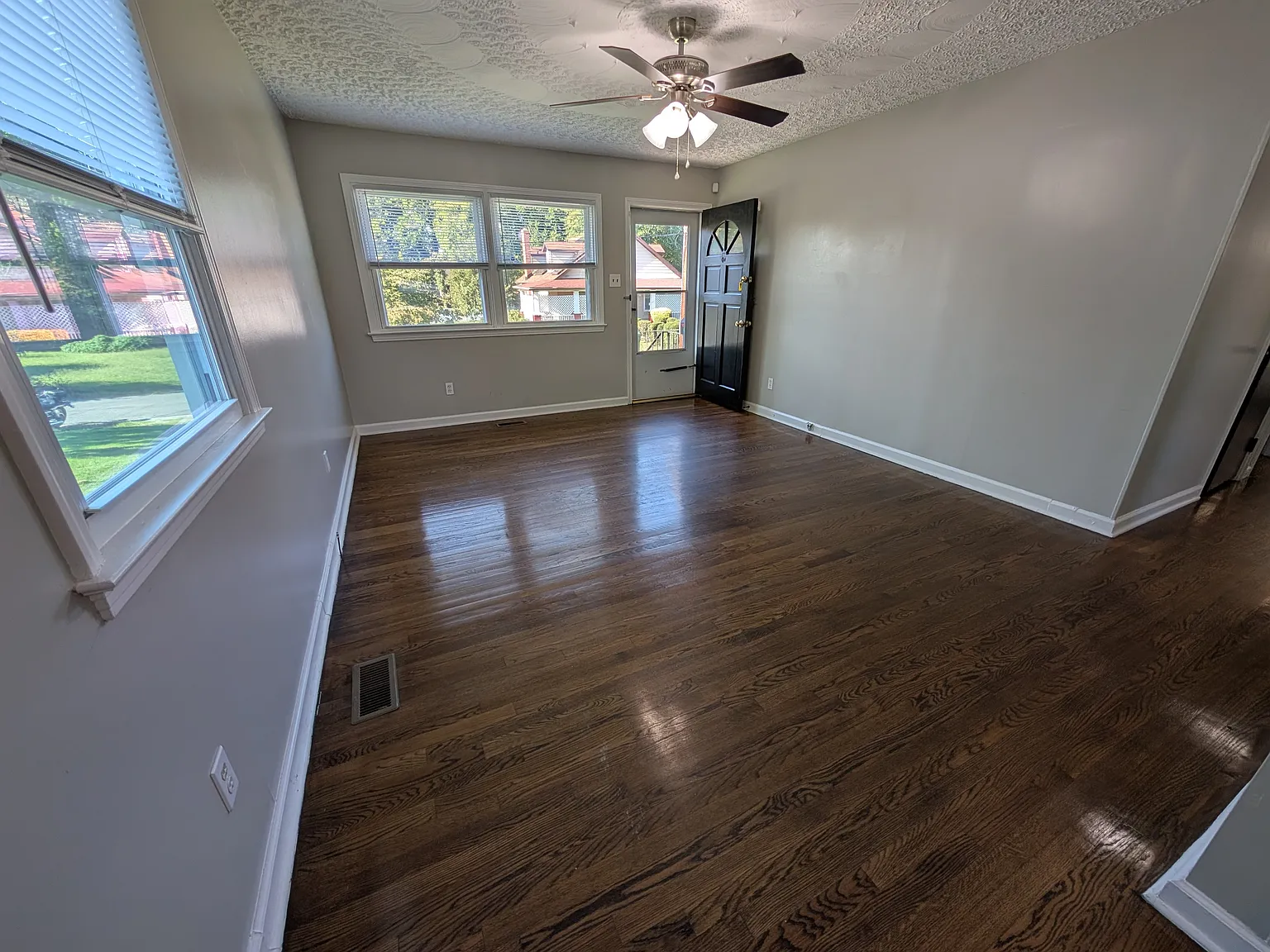 3 bed, 1.5 bath, 1008 sqft, $2,100 — Photo 4