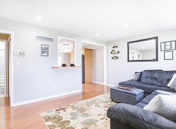 4th image of 5449 Sunnyside Dr