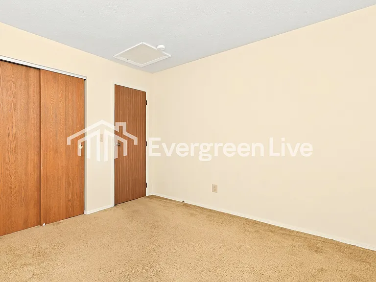 2433 Cross Village Dr — Photo 11