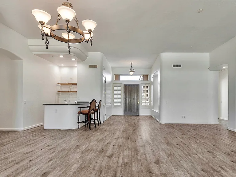 7460 E Tuckey Ln — Photo 18