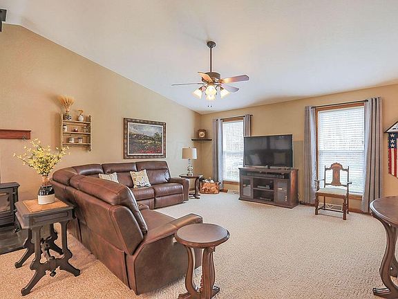 5th image of 731 Grand Valley Dr