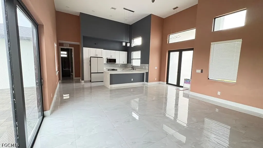 3 bed, 2.0 bath, 1641 sqft, $2,300 — Photo 3