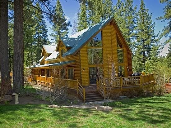 Gorgeous log cabin on 1 acre