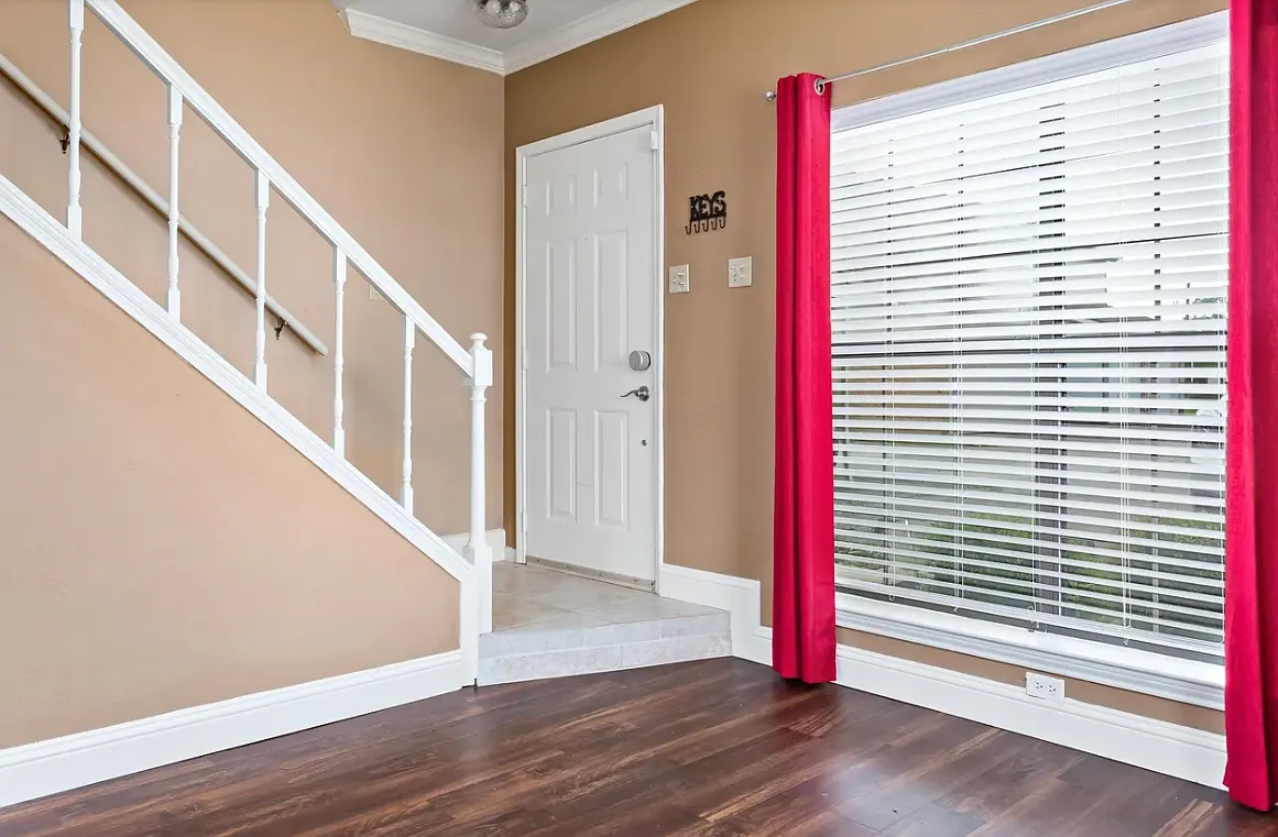 1620 Wellington Pl — Photo 2