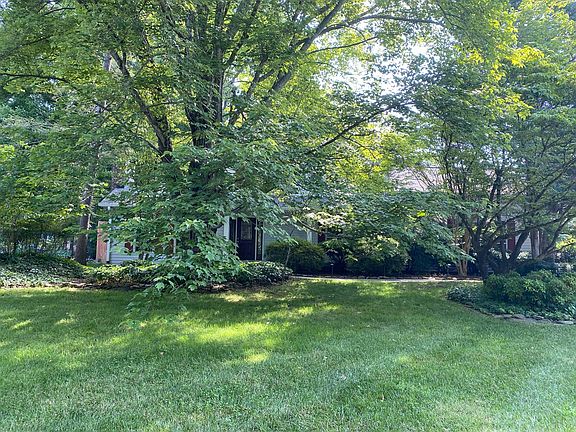 3rd image of 604 Woodedge Ln