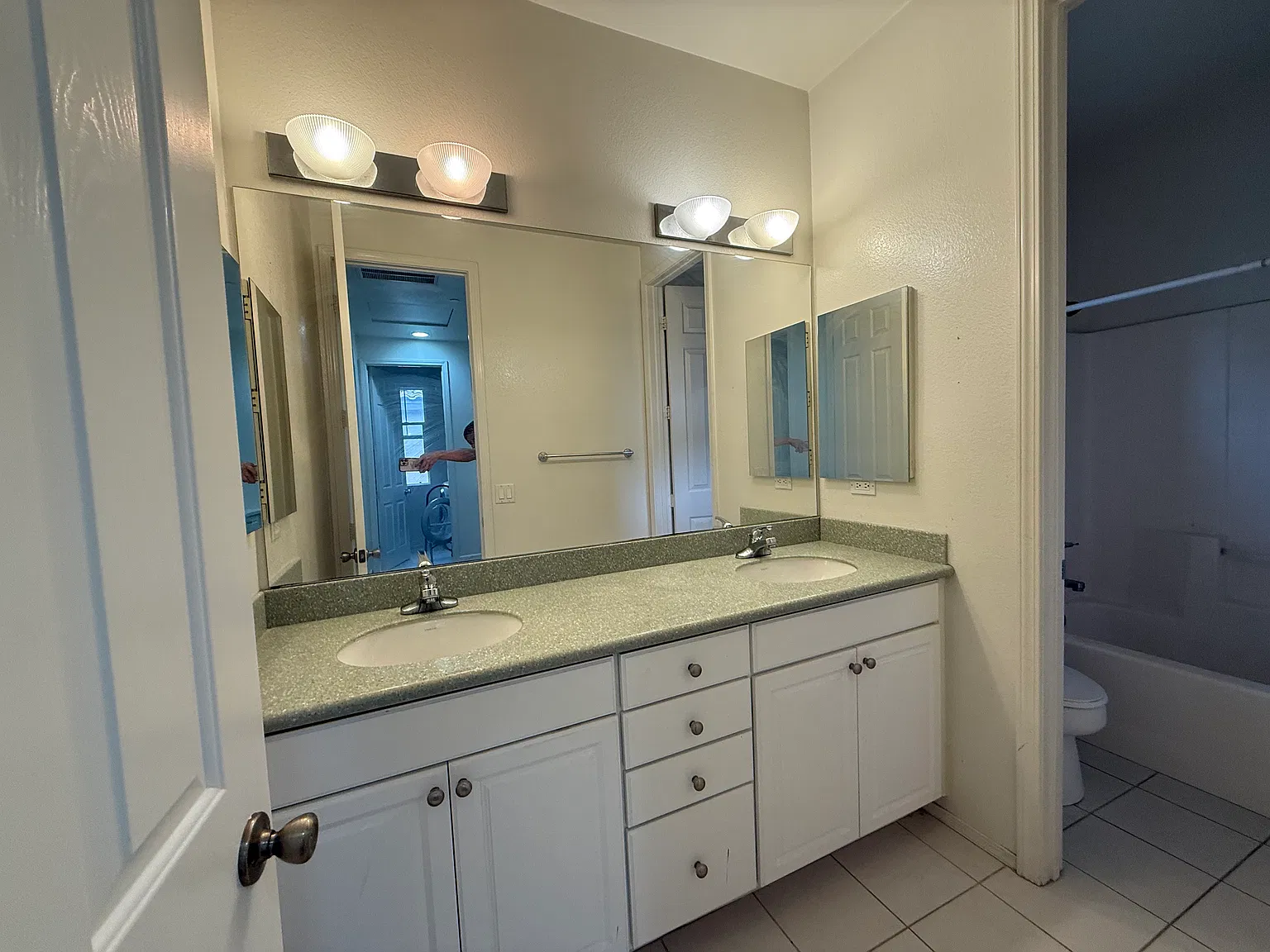 3 bed, 2.5 bath, 2273 sqft, $1,000 — Photo 3