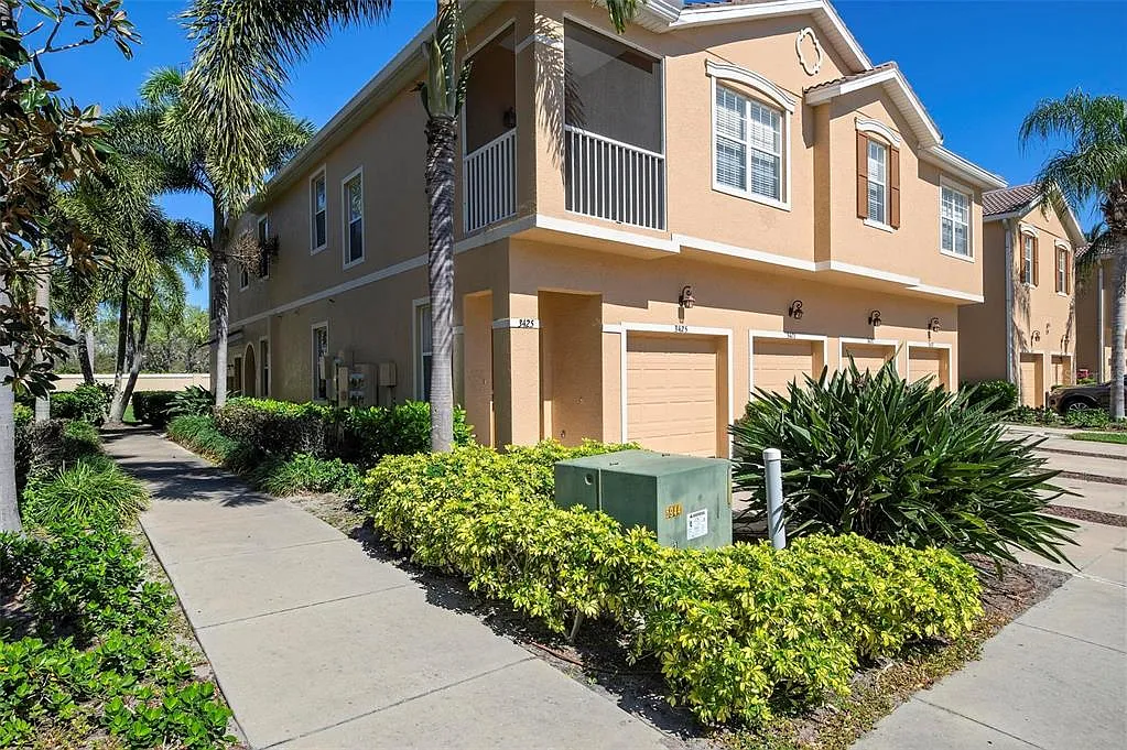 3 bed, 2.0 bath, 1210 sqft, $1,800 — Photo 3
