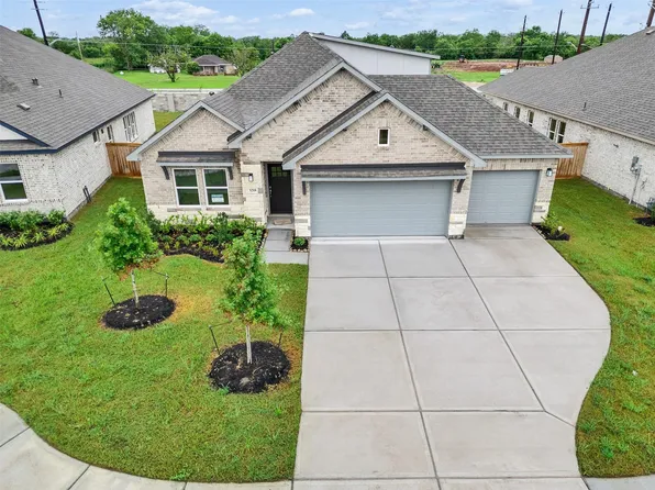 3218 Emerald Hills Dr, Angleton, TX 77515