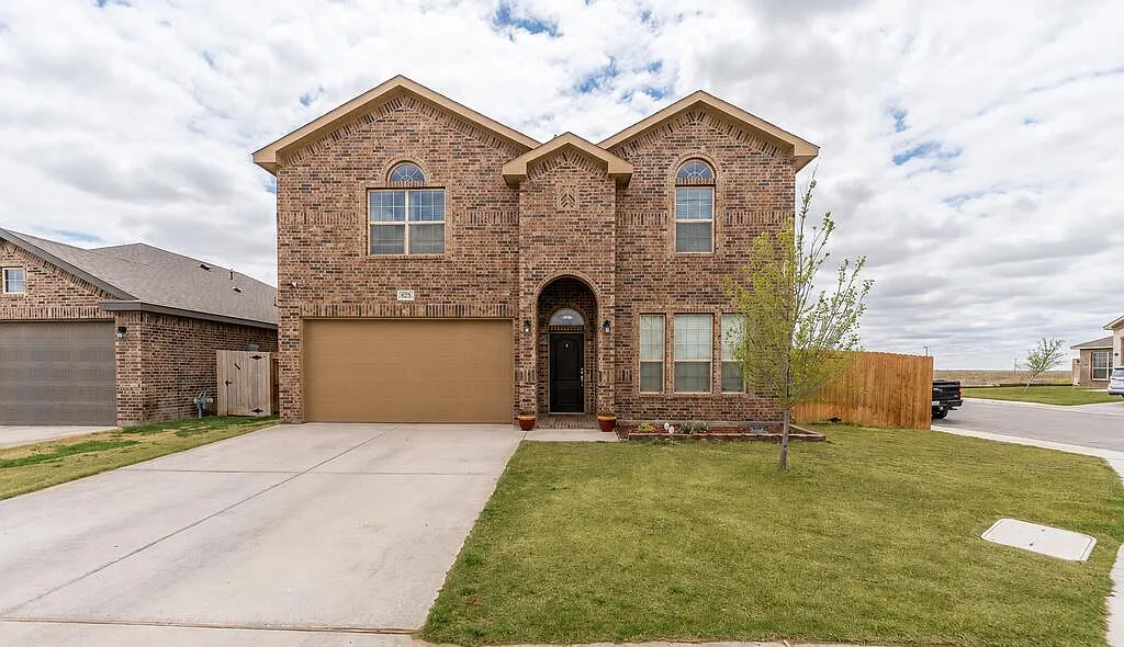 4 bed, 2.5 bath, 3000 sqft, $3,300 — Photo 1