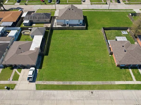 2920 Chalona Dr, Chalmette, LA 70043