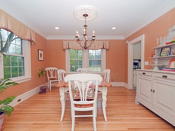 5th image of 220 Thornden St