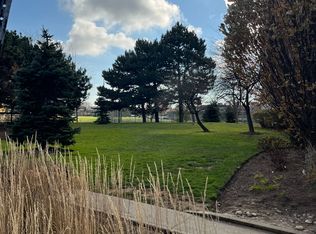 812 Burnhamthorpe Rd W #1409, Toronto, ON M9C4W1