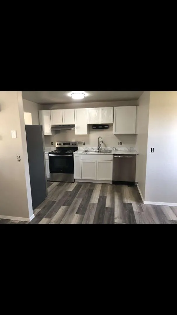 2342 W Glendale Ave — Photo 1