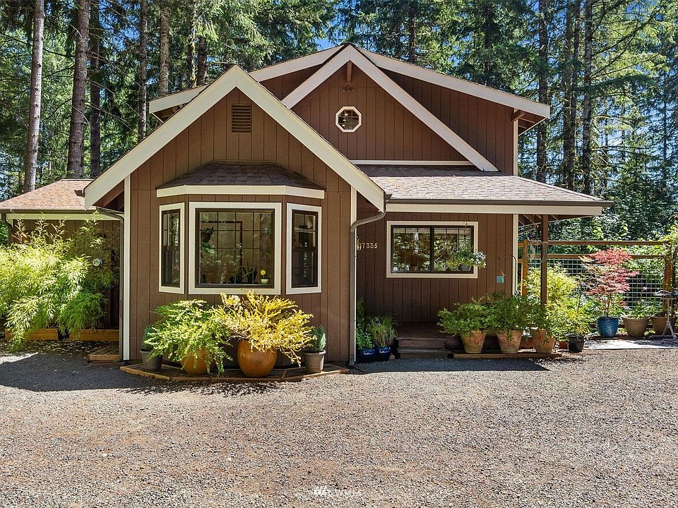 Welcome home! This unique and gorgeous PNW oasis is nestled in the trees on a large private lot in the desirable Lake Lucinda neighborhood.>