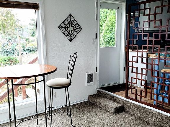 Entry. kitchen & bath to left. Main room has great carpet.