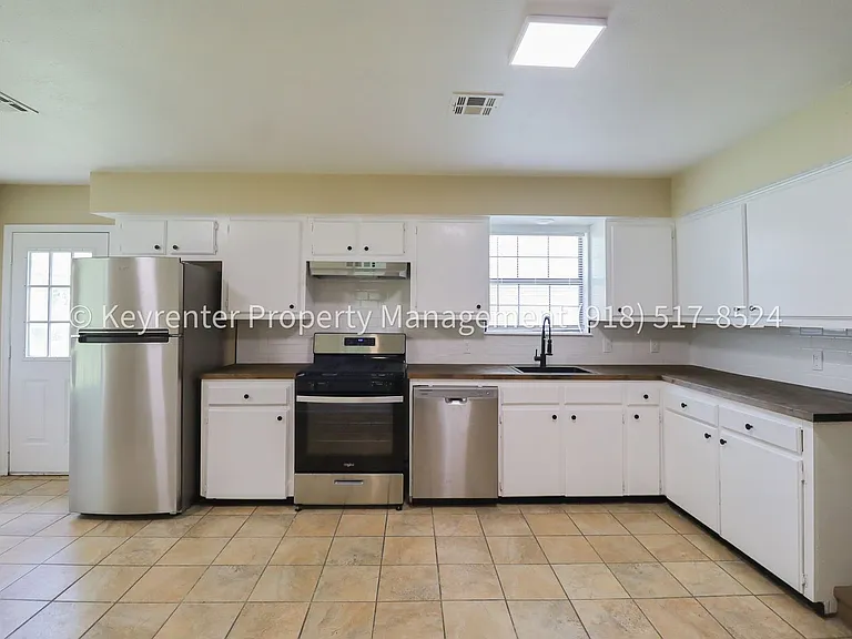 504 W Chestnut St — Photo 24