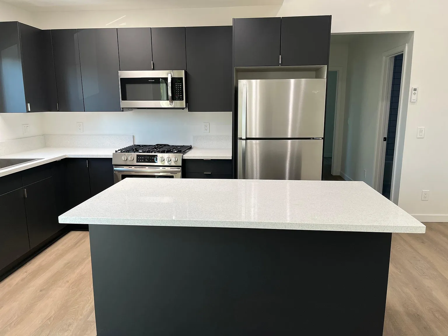 2 bed, 800 sqft, $3,100 — Photo 4
