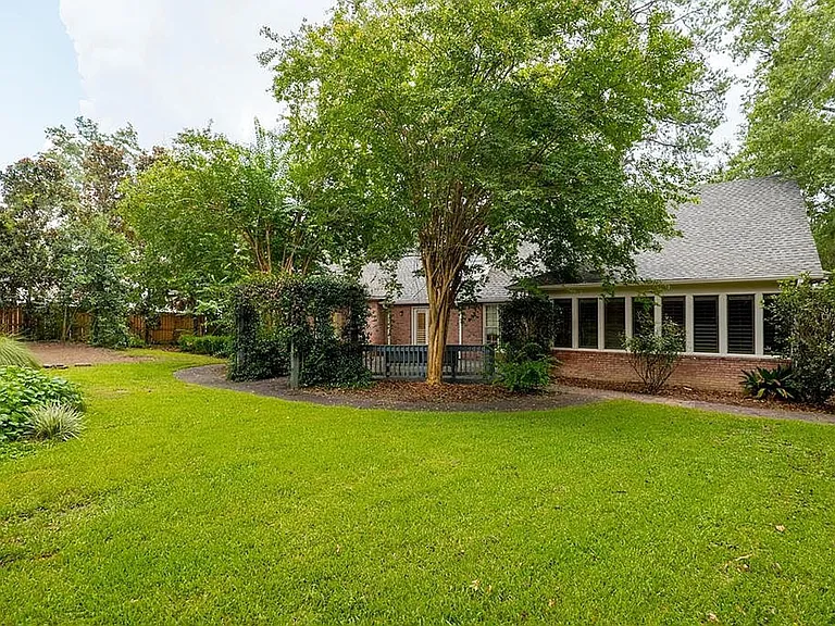 1009 Williamsburg Dr — Photo 35