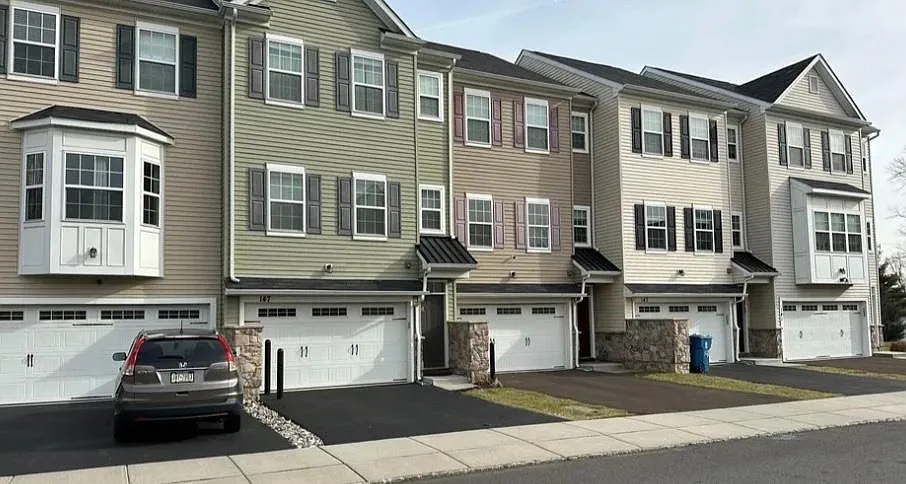 3 bed, 3.5 bath, 1980 sqft, $3,000 — Photo 1