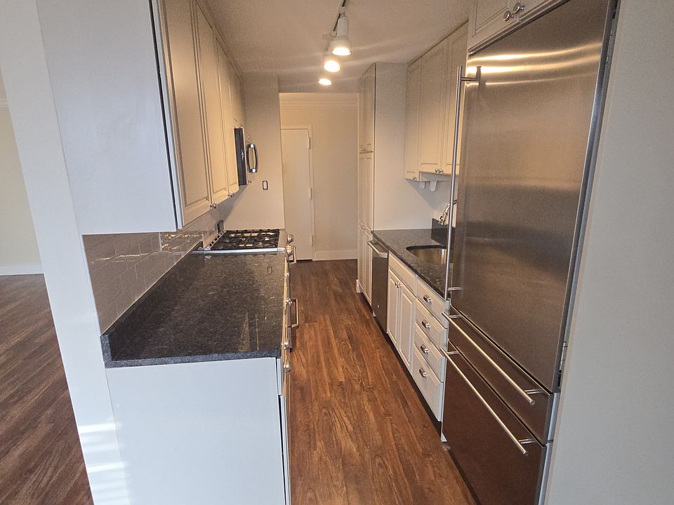East Building Plan 7 - Upgraded kitchen (in select units)