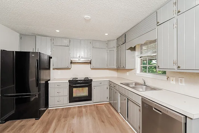 611 Ashwood Ln — Photo 4