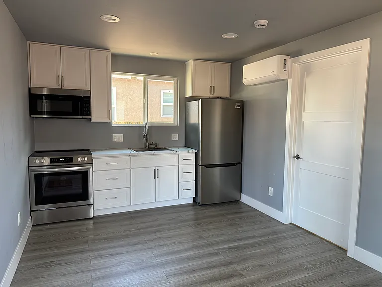 2427 Baltic Ave — Photo 4