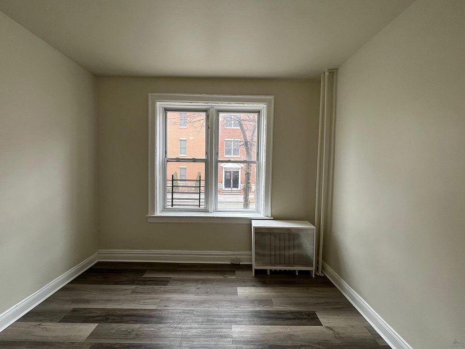 1st image of 967 Summit Ave #1