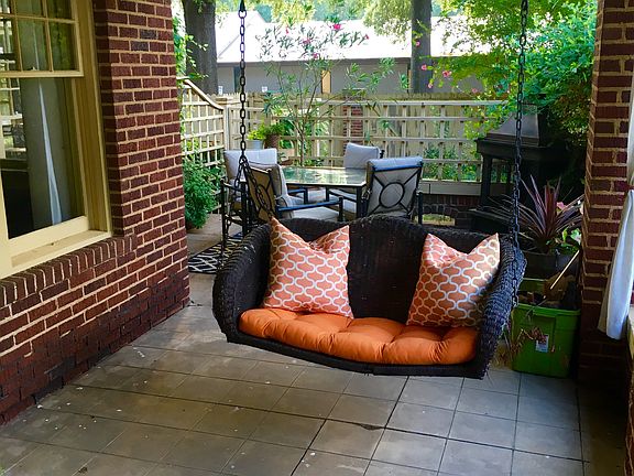 Large Porch w/ Swing/Table.