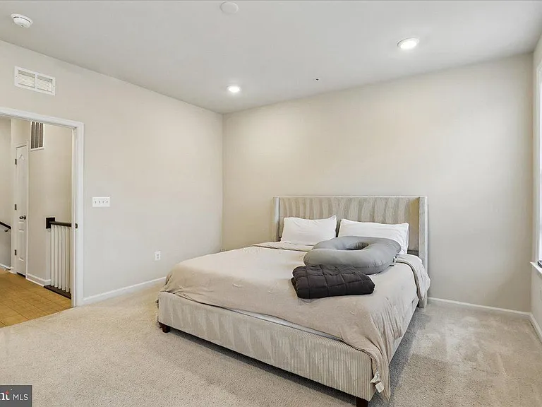 10800 Blanton Way — Photo 11