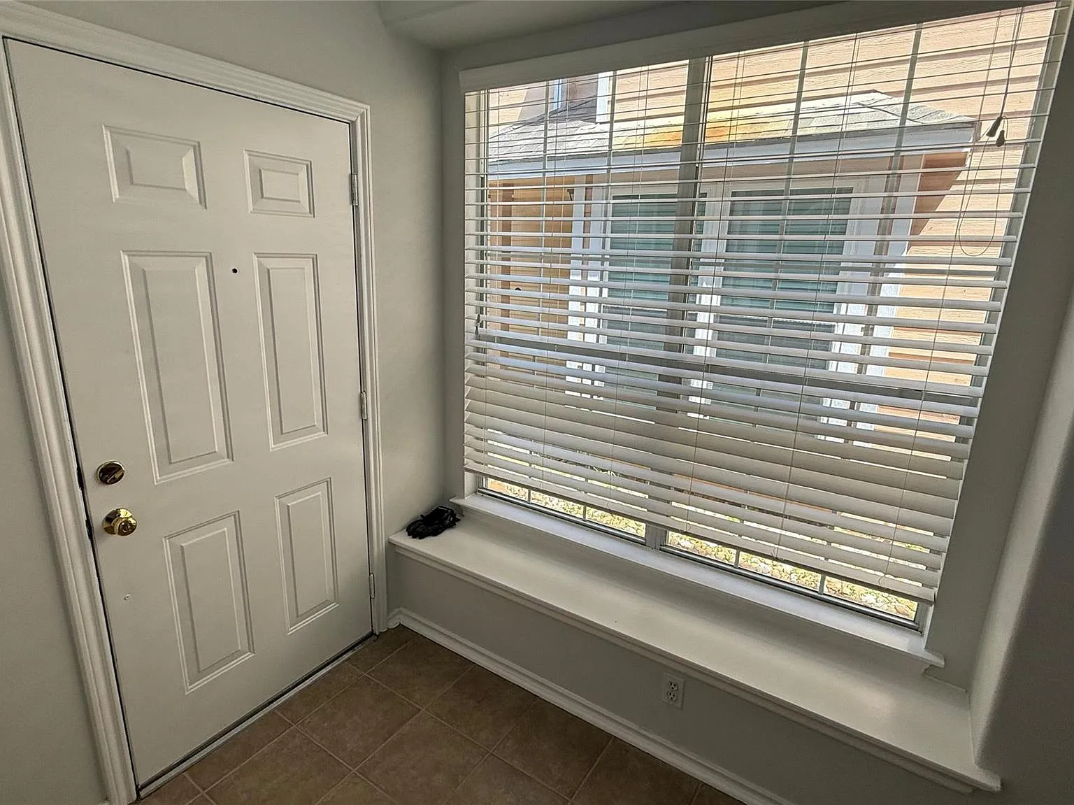 3 bed, 2.5 bath, 1685 sqft, $2,100 — Photo 4