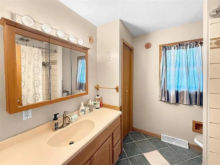 311 S Harrison Ave — Photo 8