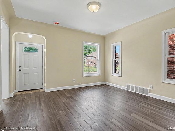 4th image of 14254 Hampshire St