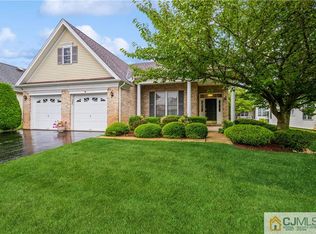 8 Monterey Ct, Monroe Township, NJ 08831