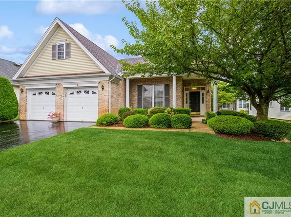 8 Monterey Ct, Monroe Township, NJ 08831