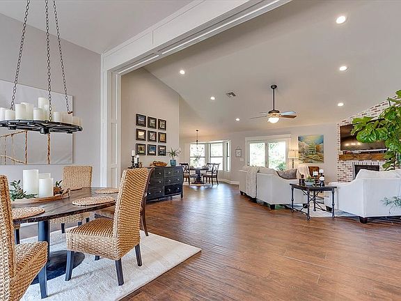   Entry to dining & living 