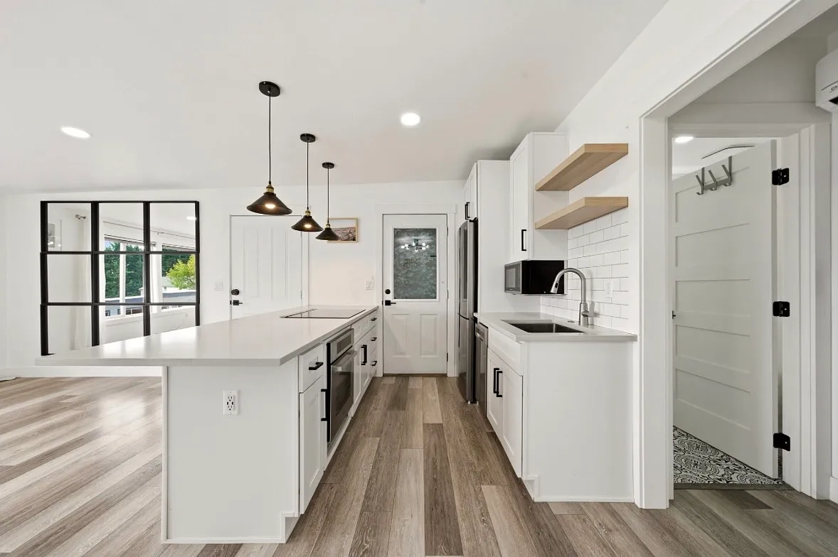 2102 NW Kelly Dr — Photo 2