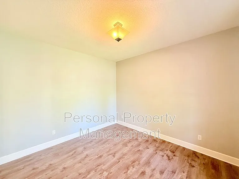 14317 NE 40th Cir — Photo 3