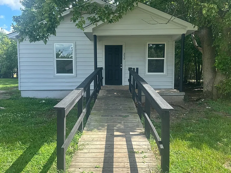 230 W Thomas St — Photo 1