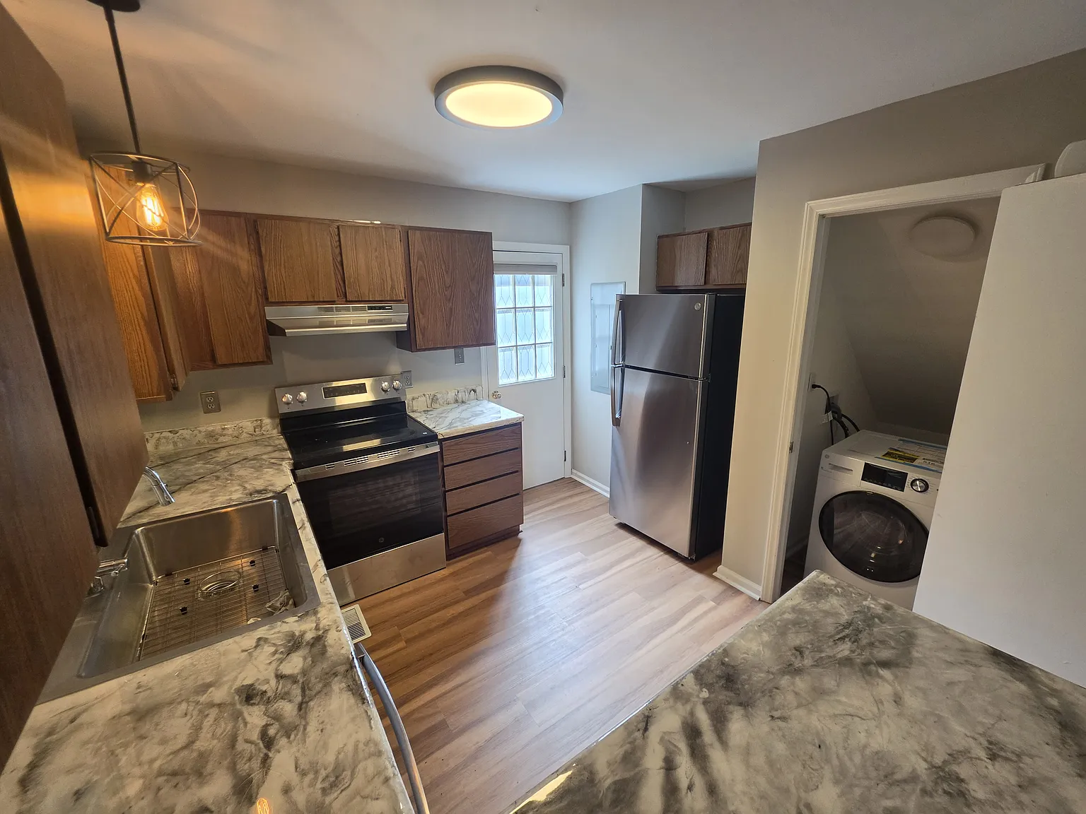 2 bed, 700 sqft, $1,500 — Photo 2