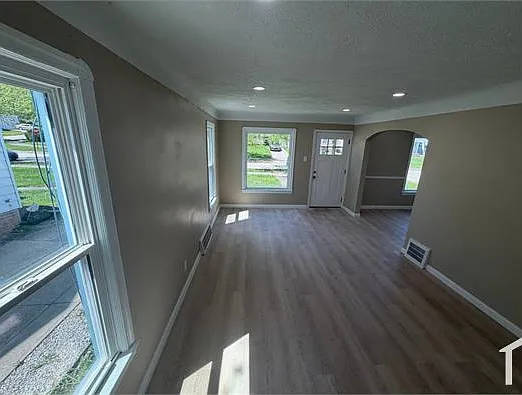 3 bed, 1056 sqft, $2,300 — Photo 3