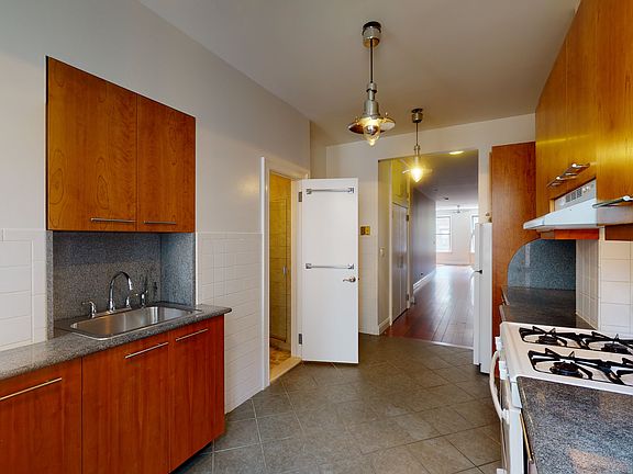 3rd image of 118 Bedford Ave APT 3l