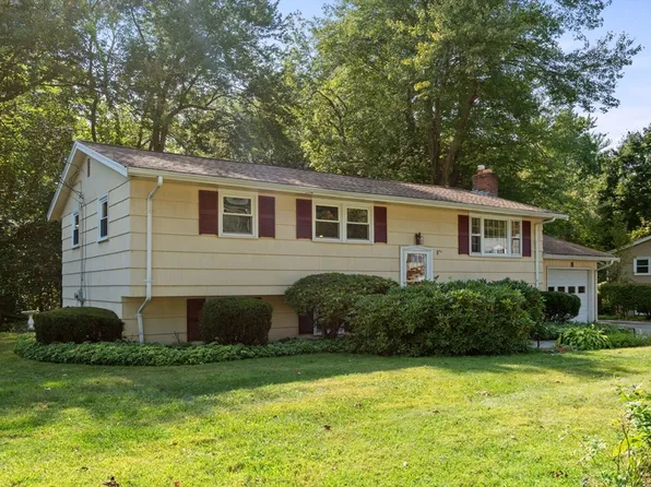 8 Arnold Ter, Burlington, MA 01803