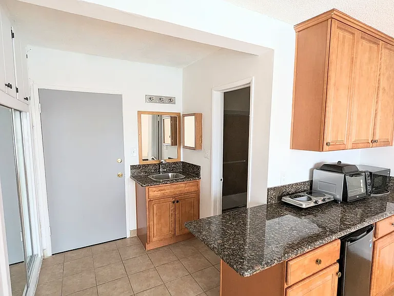 1811 Tamarind Apartments — Photo 9