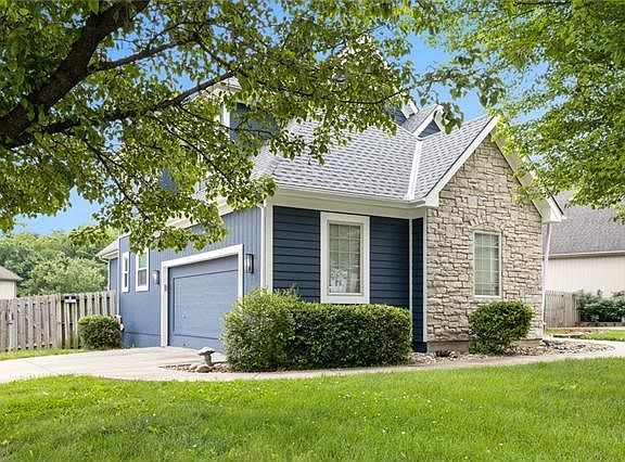2nd image of 501 SW Foot Hill Dr