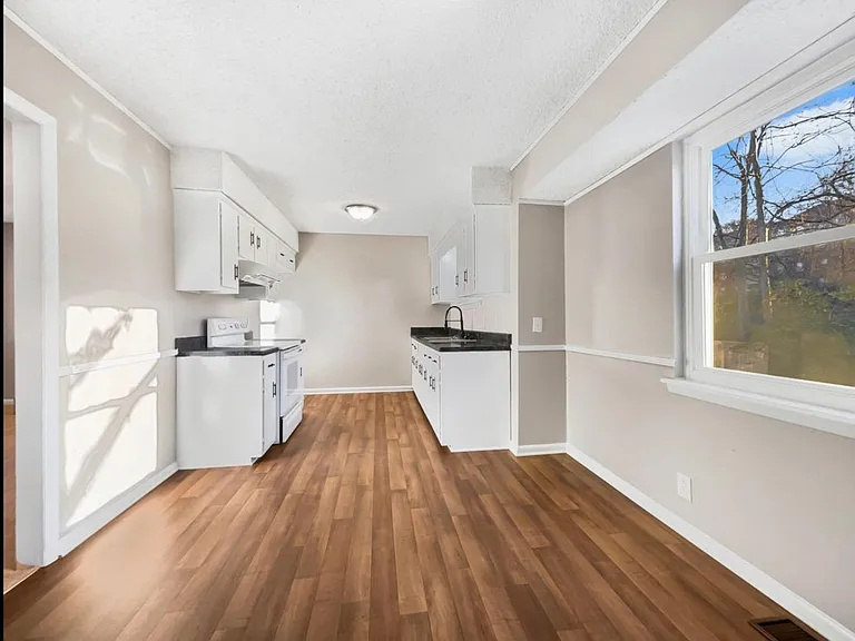433 Rockwood Dr — Photo 4