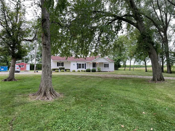 515 Vine St, Witt, IL 62094