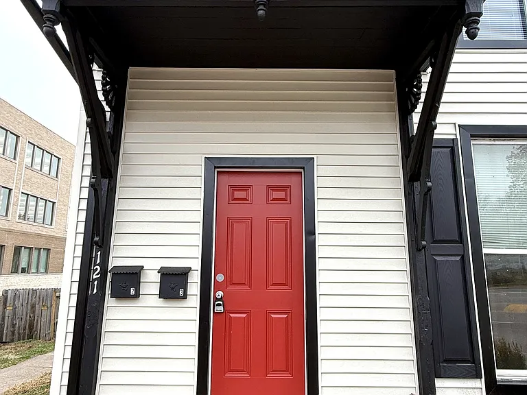 121 N Broadway St — Photo 11