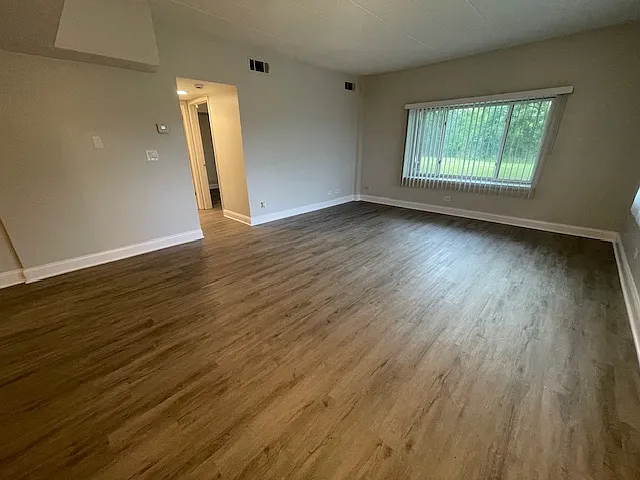 Lakeview Terrace Apartments — Photo 5